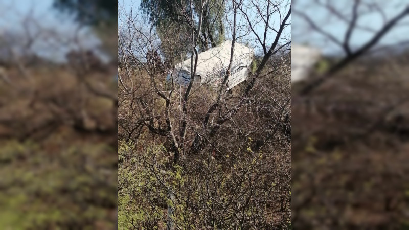 Camión de paquetería cae en un desnivel en la autopista México-Guadalajara; chofer resultó herido