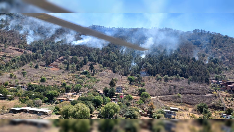 Envían helicóptero con helibalde para apagar incendio en Tzintzuntzan; se combaten 10 de forma simultánea