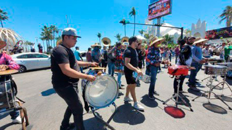  Músicos marchan en Mazatlán en favor de la música de banda, ante prohibición de hoteleros