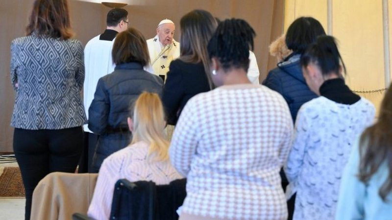 Papa Francisco lava los pies a 12 mujeres encarceladas por Jueves Santo en Roma