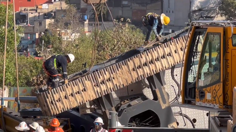 Excavadora vuelca durante obras del Tren Interurbano