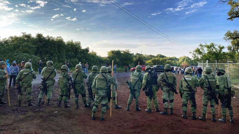 Se enfrentan a balazos civiles y militares en Nuevo San Juan Parangaricutiro, Michoacán 