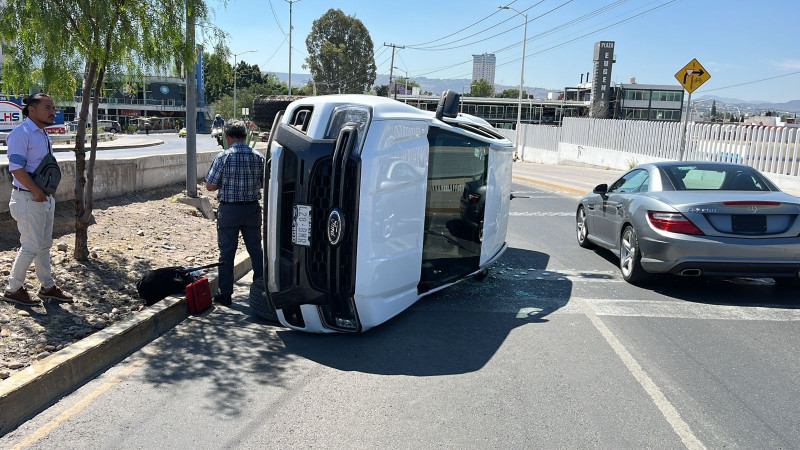 Camioneta vuelca en prolongación Zaragoza, Querétaro.