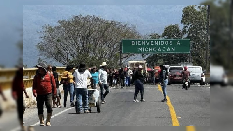 Retan al gobierno grupos armados de la Costa de Michoacán: Bloquean carretera a Colima y exigen que los dejen operar