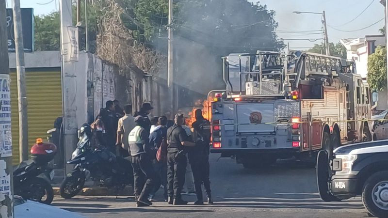 Se incendia auto en la colonia La Sierrita de Querétaro