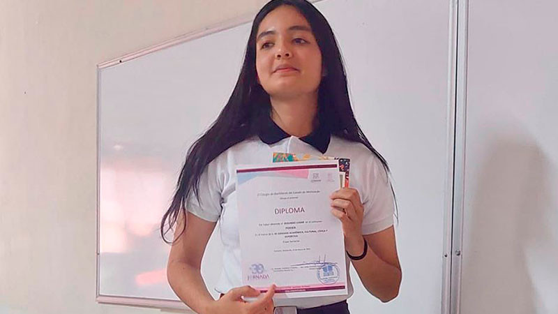 Alma, la estudiante michoacana se hace viral por su estilo de tocar el tambor