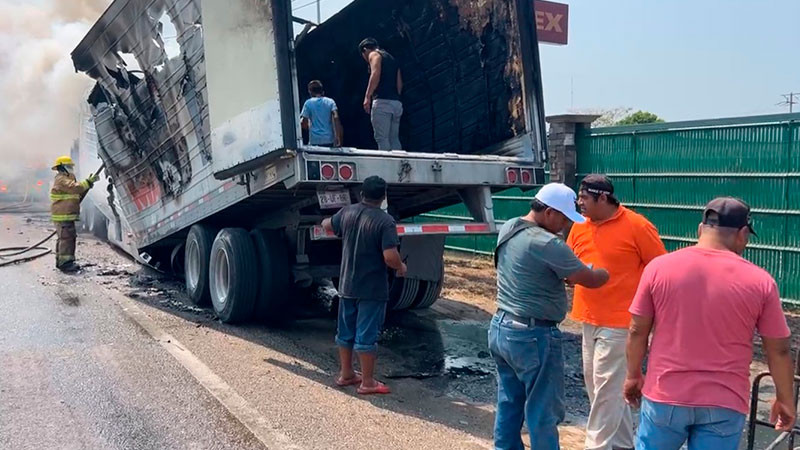 Villahermosa: Tráiler cargado de abarrotes se incendia y pobladores hacen rapiña 