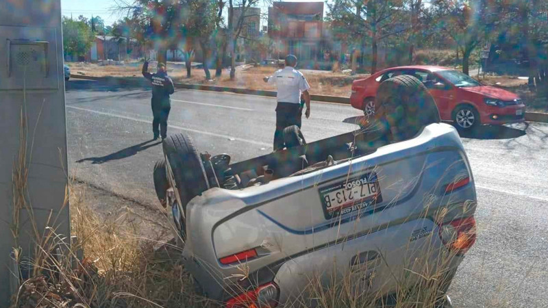 Choque-volcadura en la Morelia-Pátzcuaro deja daños materiales