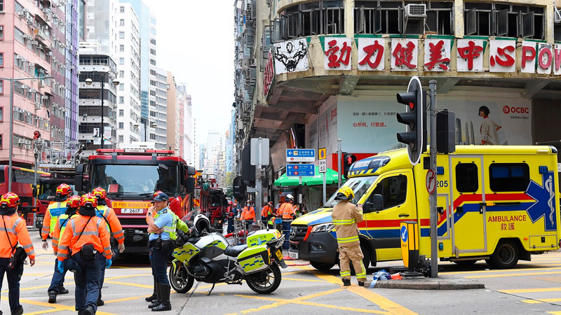 Incendio en edificio de Hong Kong deja saldo de al menos 5 muertos y 40 heridos