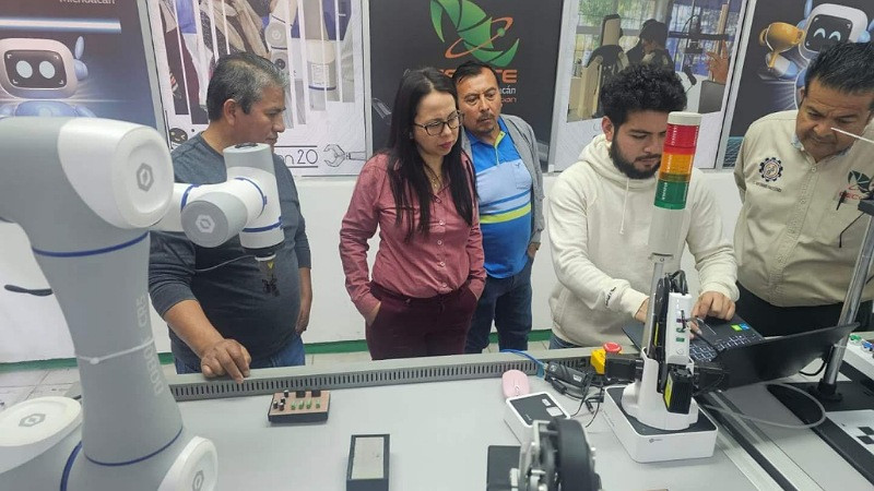 Docentes del Cecytem participaron en el taller Brazos Robóticos Colaborativos