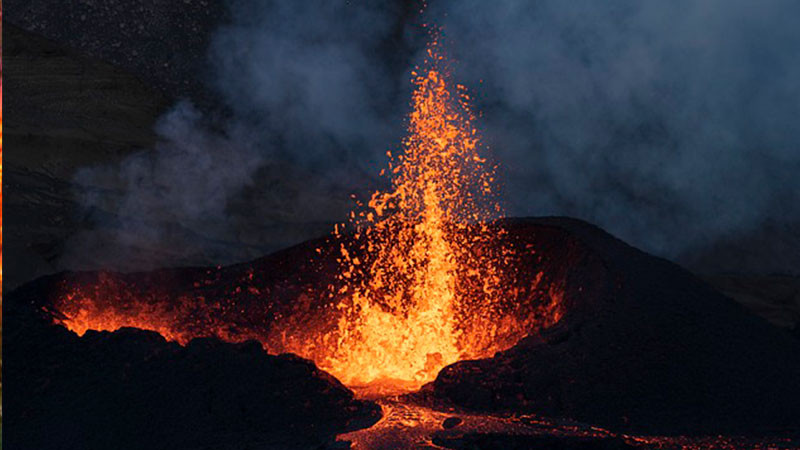 Entra en erupción volcán en Indonesia, evacuan a casi  800 personas 