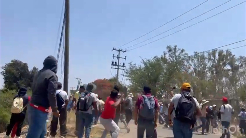 Enfrentamiento entre docentes de CNTE y habitantes de Raya, Oaxaca, deja 7 personas lesionadas