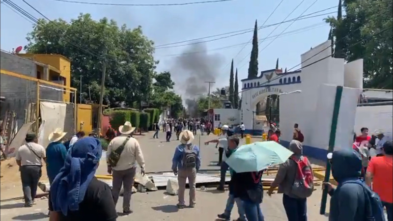 Gobierno de Oaxaca pide respetar protestas del magisterio en aeropuerto y liberar a docentes retenidos