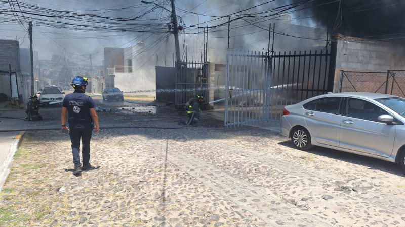 Voraz incendio consumió ferretería y dejó a una persona con quemaduras 