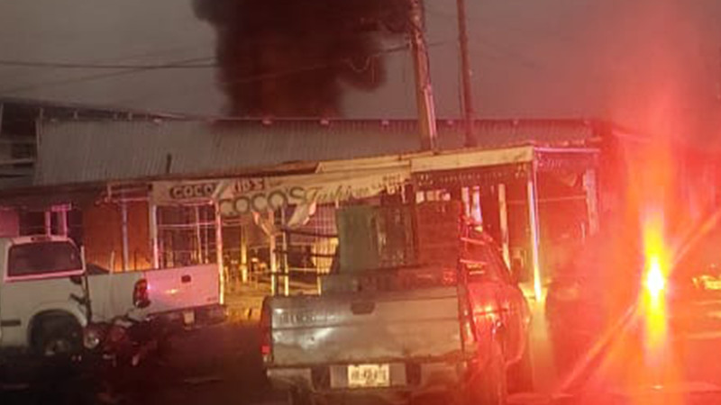 Se incendia mercado López Rayón en Apatzingán, Michoacán; decenas de locales resultan afectados