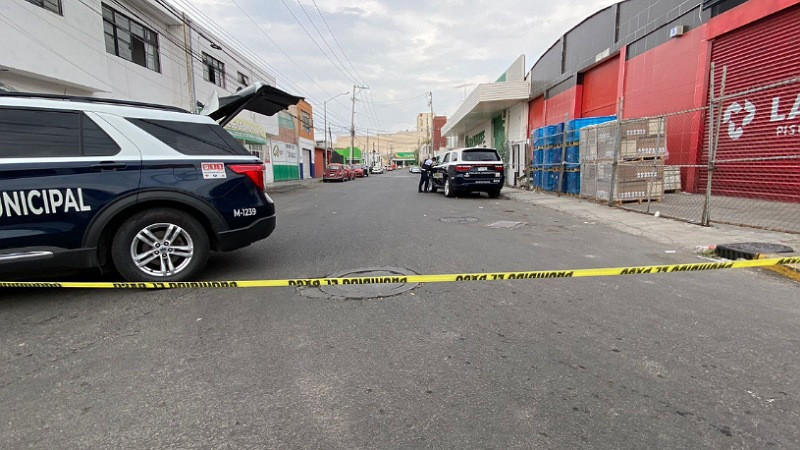 Hombre muere en la vía pública en Querétaro 