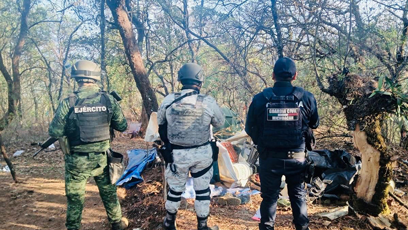 En Chilchota, Michoacán “revientan” campamento y aseguran 6 vehículos robados, un arma y explosivos