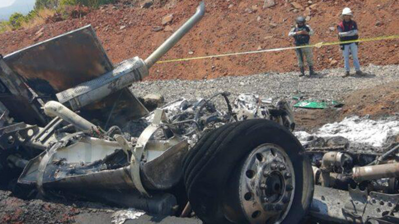 Calcinado pierde la vida chofer de tráiler tras accidente en la Siglo XXI