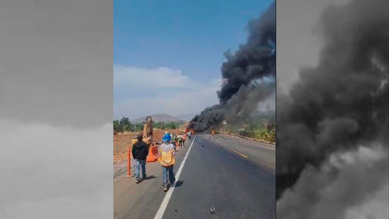 Se incendia tráiler en la autopista Siglo XXI, en Michoacán