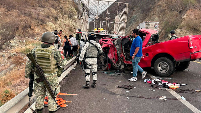 Choque de camionetas en la Siglo XXI, deja dos heridos graves