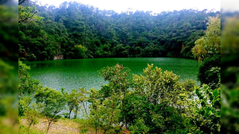 Frustran operación de “aguachicoleo” en La Alberca, ojo de agua en un cráter volcánico en Tacámbaro, Michoacán 