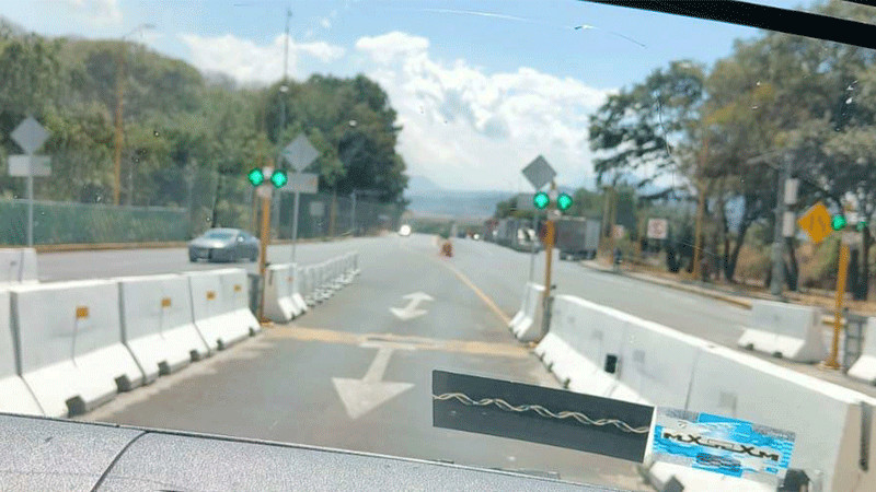 Liberan vialidad en la autopista Siglo XXI a la altura de la caseta de Taretan, Michoacán 