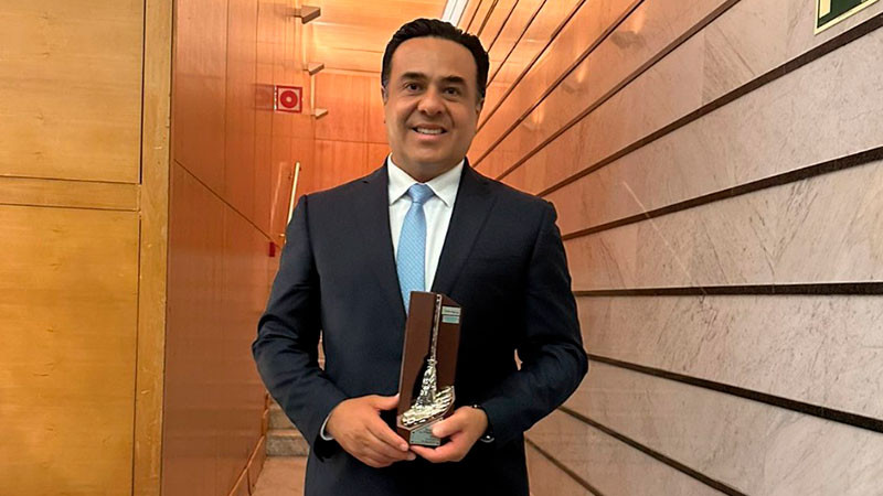 Alcalde de Querétaro, Luis Nava, recibe la Escoba de Platino 2024, en España