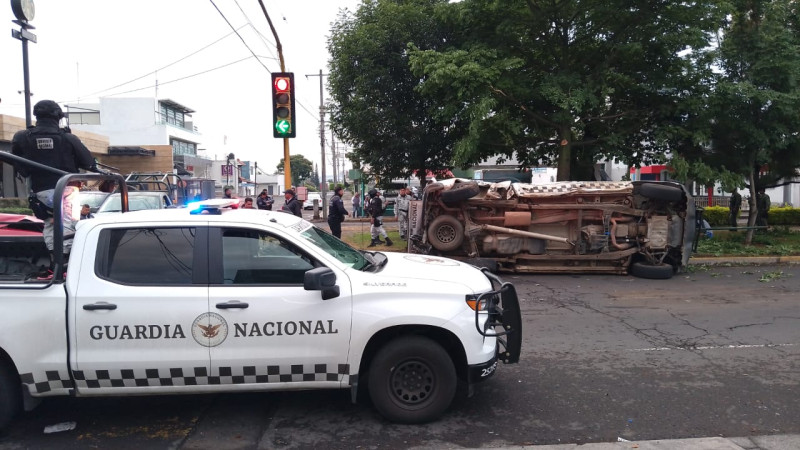 En Uruapan, Michoacán chocan patrulla de la GN, hay cinco policías heridos