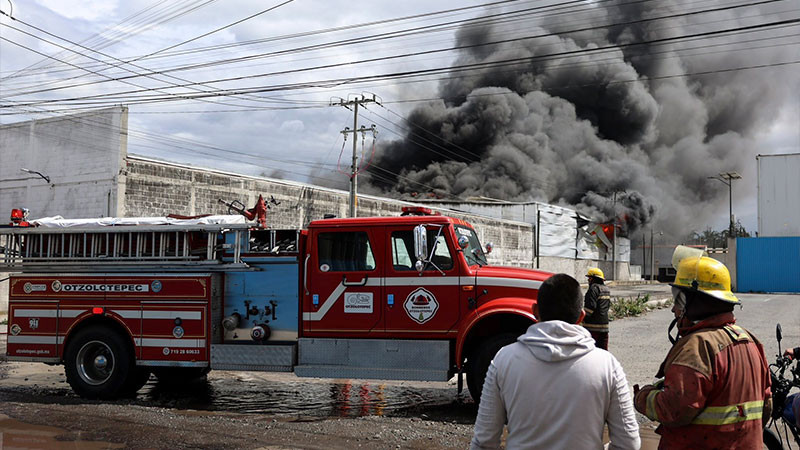 Se incendia fábrica de lubricantes en Lerma, Edomex; evacuan a 500 trabajadores 