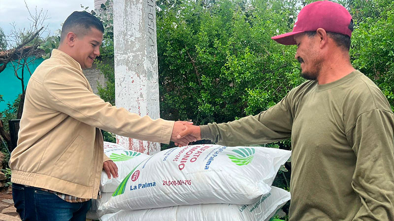 Entrega Víctor Zurita más de 22 toneladas de fertilizante a familias de Tzintzimacato en Morelia