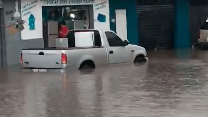 Fuerte tromba provoca inundaciones en Salvatierra, Guanajuato