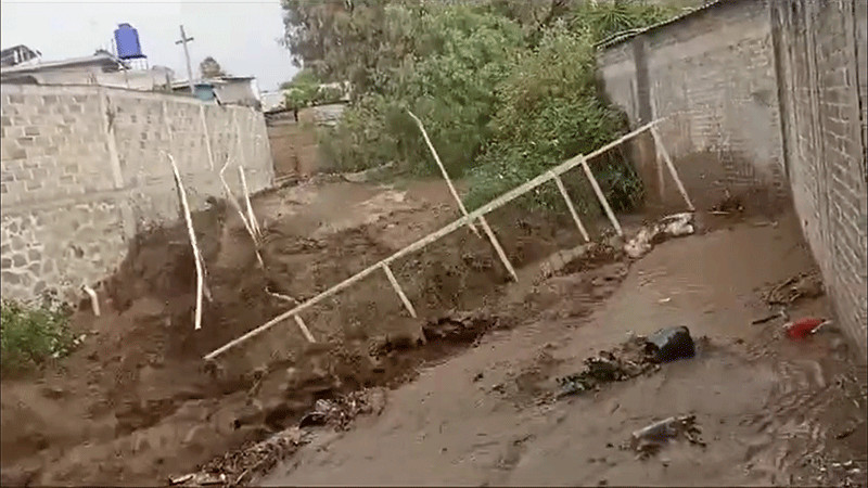 Fuertes lluvias desbordan Canal de San Martín en Chalco; reportan viviendas y carros bajo el agua