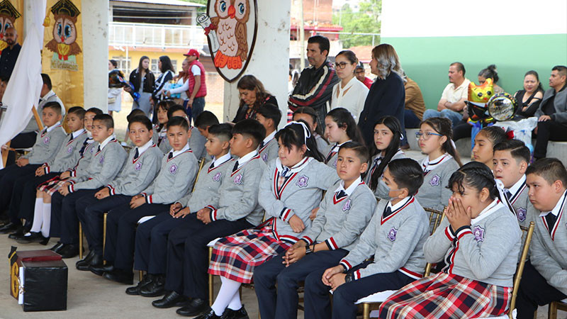 Autoridades Municipales y Educativas, asistieron al acto de fin de cursos de la Escuela Primara Benito Juárez Turno Matutino, Generación 2018-2024