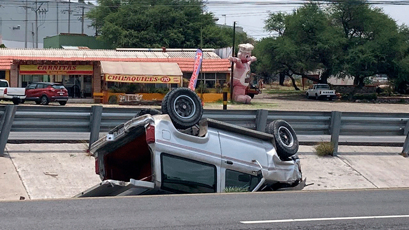 Camioneta cae en un bache y vuelca en la 57 en Querétaro