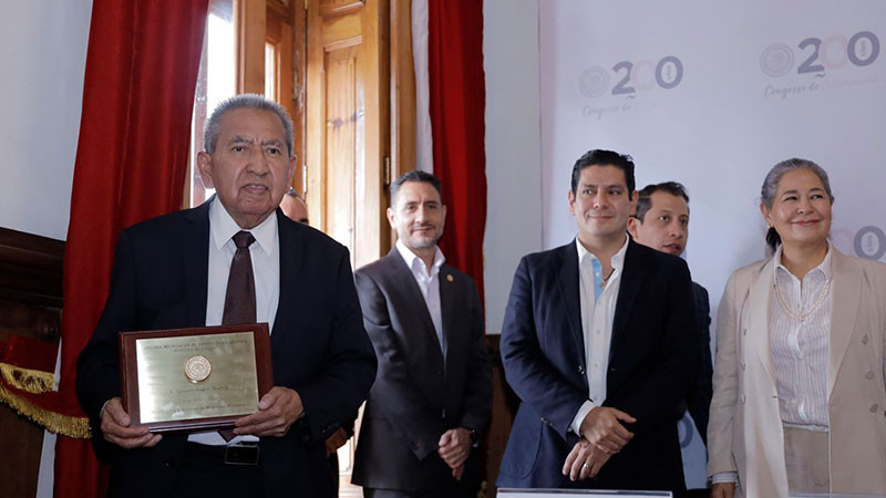 Celebra Ernesto Núñez entrega de Mérito Periodístico a Ignacio Roque Madriz