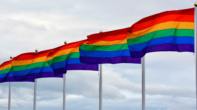 Conmemoración del Día Internacional del Orgullo LGBTI+ desata polémica en instituciones de España