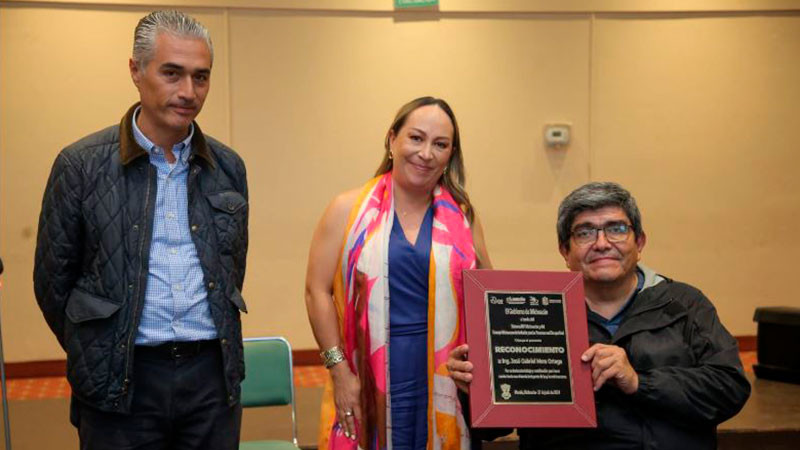 Reconoce presidenta honoraria del DIF Michoacán al activista Gabriel Mora