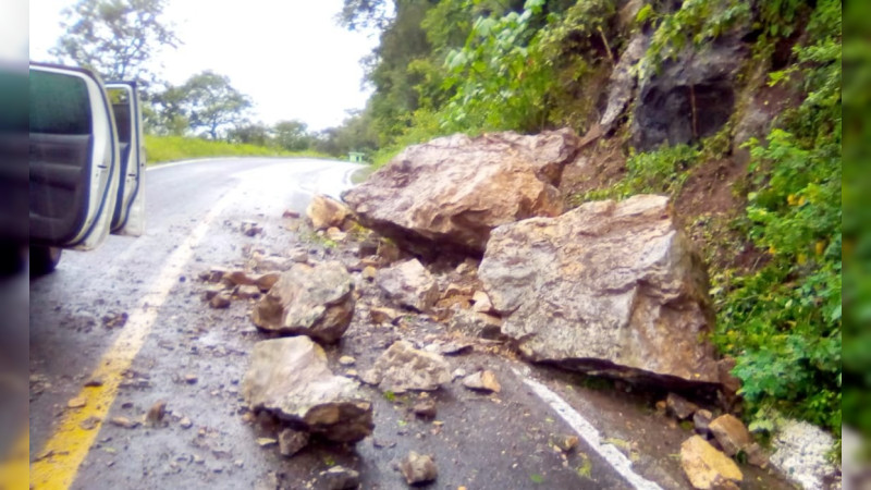 Reportan derrumbes por intensas lluvias en varios municipios de Hidalgo