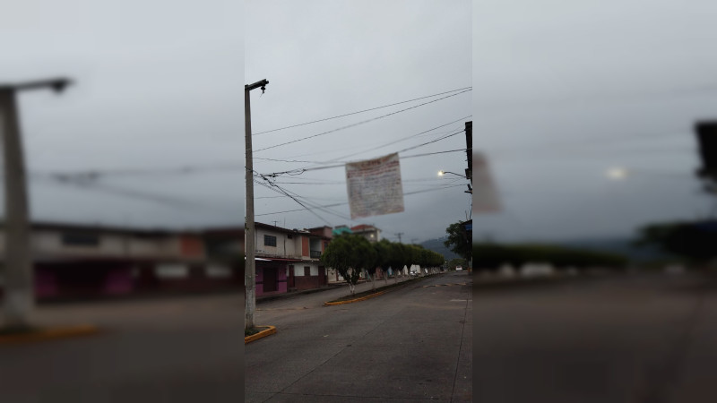 Cuelgan manta con mensaje amenazante, en comunidad de Uruapan, Michoacán 