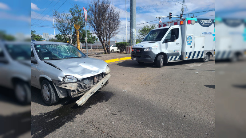 Auto derriba a motociclista en prolongación Bernardo Quintana 