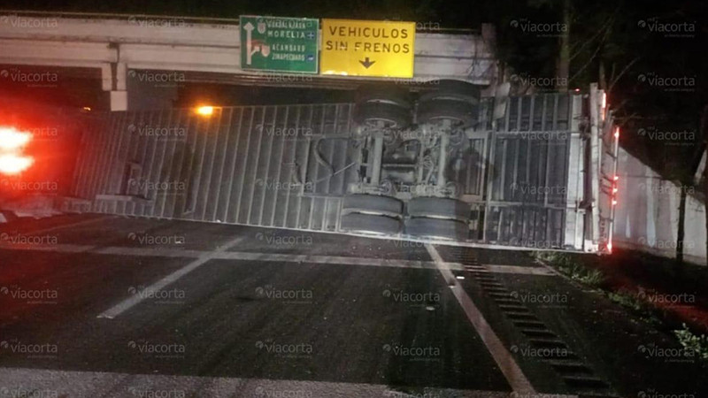 Vuelca tráiler en la de Occidente, hay caos vehicular