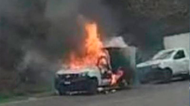 En Uruapan, Michoacán, delincuentes incendian camioneta 