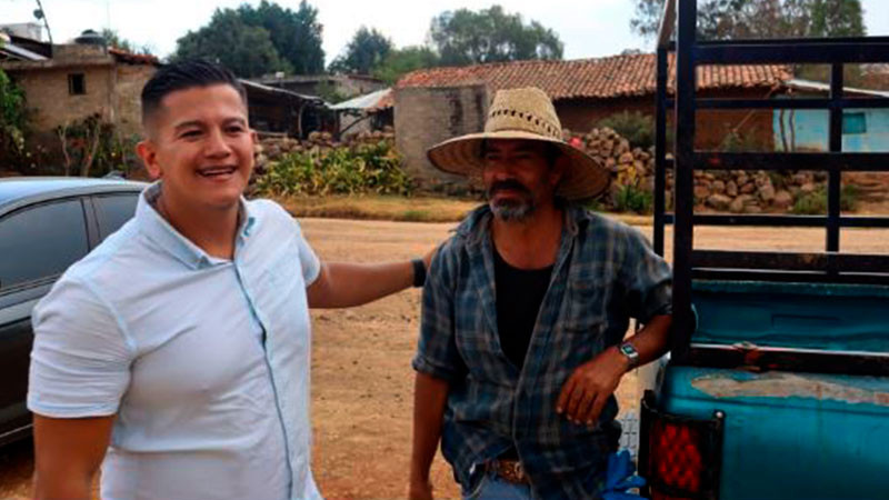 Víctor Zurita entrega calentadores solares y láminas a las familias de El Resumidero y El Porvenir