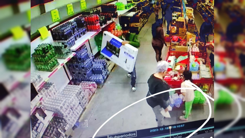 Capturan a sujeto que huyó con pantalla de un supermercado en Tacámbaro, Michoacán