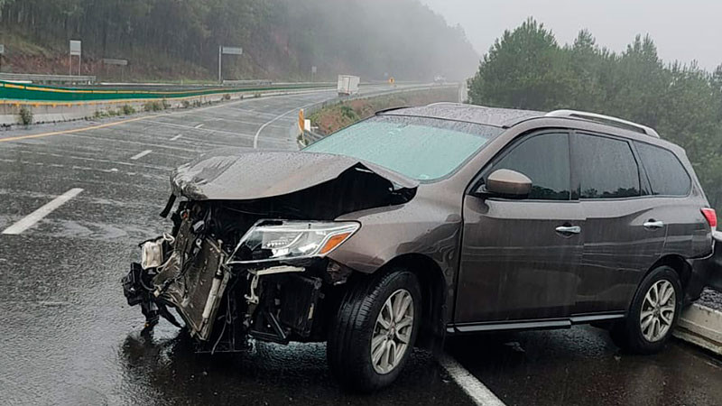 Por asfalto mojado, conductor pierde el control y choca en la autopista Siglo XXI 