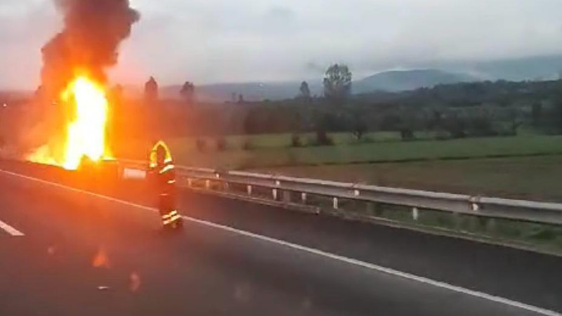 Vuelca tráiler en la de Occidente, se incendió