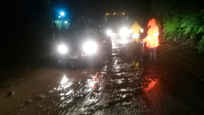 Rescatan a dos personas atrapadas por las corrientes en Tlapa, Guerrero