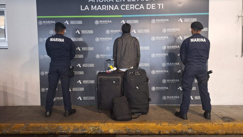 Arrestan en el AICM a dos pasajeros que transportaban sustancias ilícitas