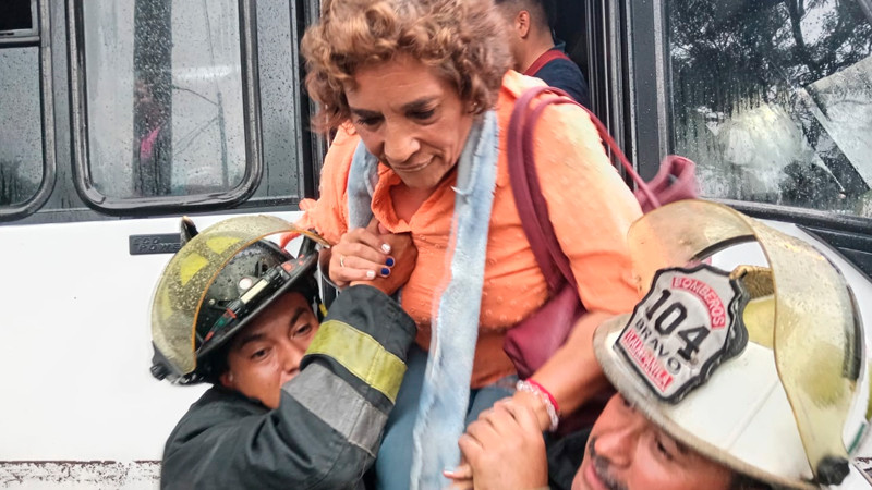 Rescatan a pasajeros de camión atrapado en inundación en el Edomex