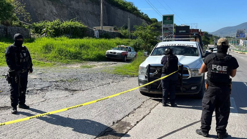 Hallan 3 cuerpos al interior de un taxi en Guerrero